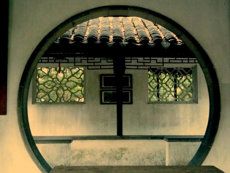 圆形中式园林洞门设计 中式设计风格的园林景观