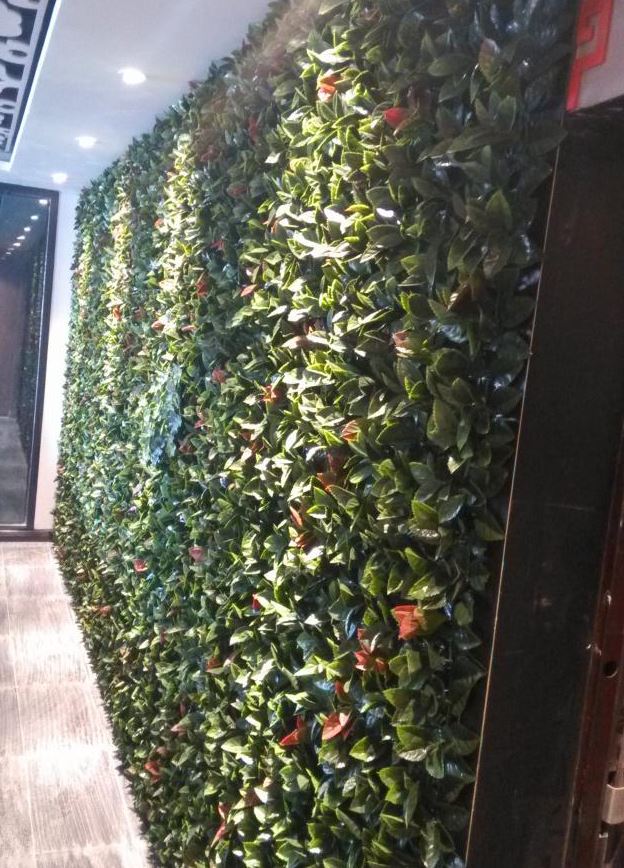室内仿真植物墙做法步骤4.把仿真植物用扎带绑在钢丝网上,需要做造型的话要提前设计好再拼装。