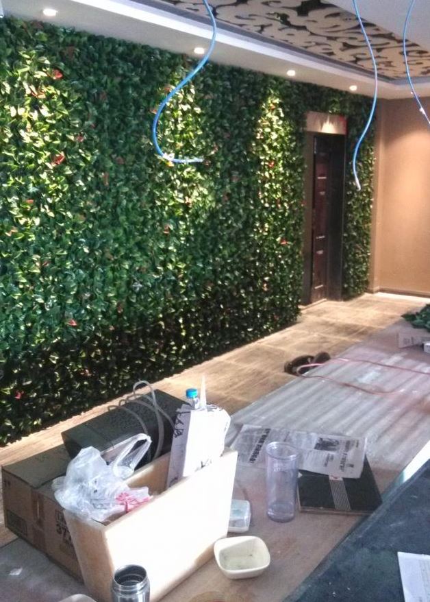 室内仿真植物墙做法步骤4.把仿真植物用扎带绑在钢丝网上,需要做造型的话要提前设计好再拼装。