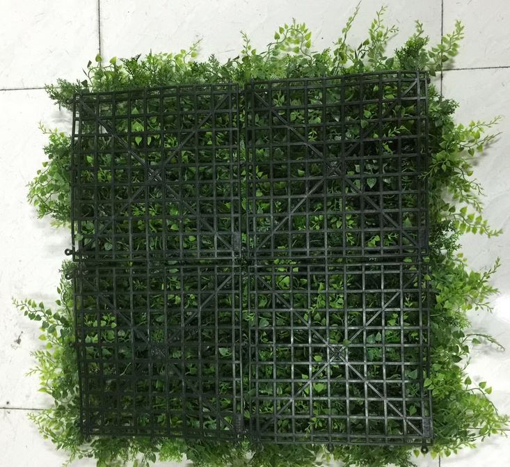 补充说明:仿真植物是模块式的,仿真植物墙的背面设计了网格,并且刚好和钢丝网吻合,安装十分方便。
