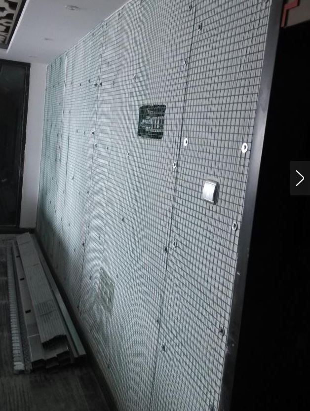 室内仿真植物墙做法步骤3.用膨胀螺丝把已经平铺好的钢丝网固定