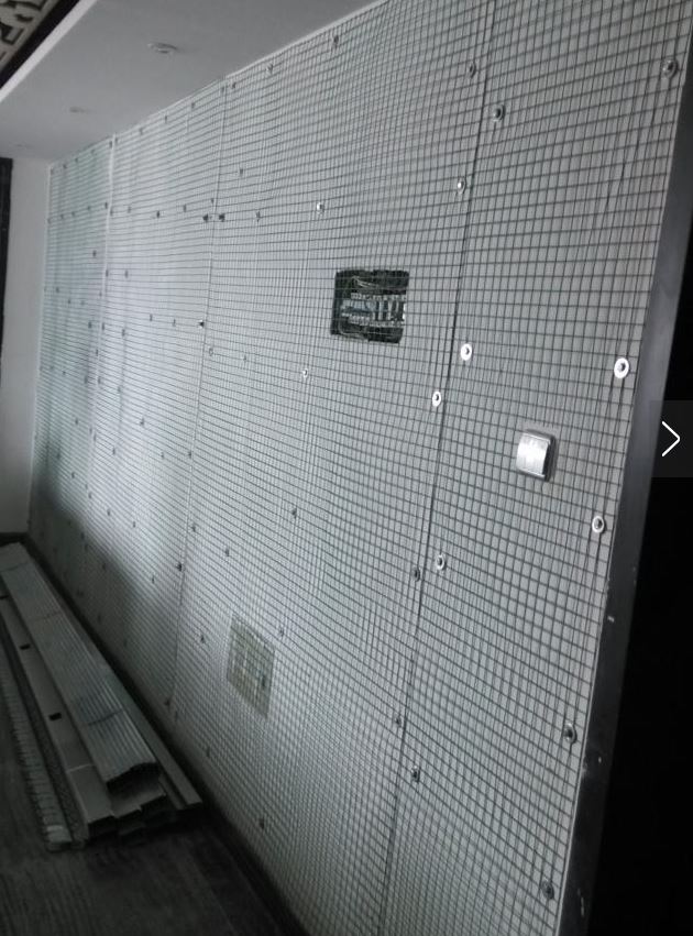 室内仿真植物墙做法步骤3.用膨胀螺丝把已经平铺好的钢丝网固定
